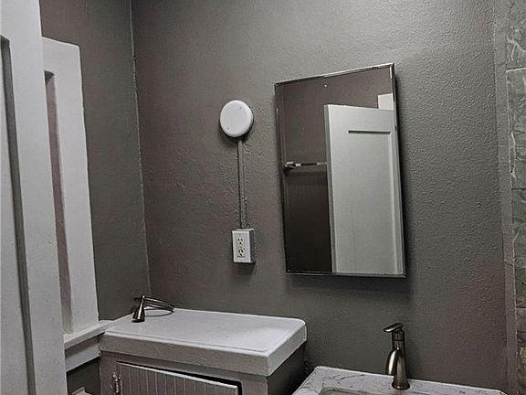 2nd image of 535 W 54th St