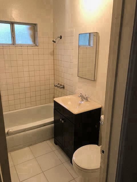 1st image of 256 W 14th St