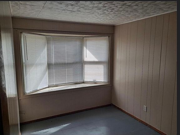 5th image of 315 Banff Cir