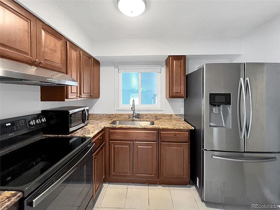 3rd image of 828 Mariposa Street