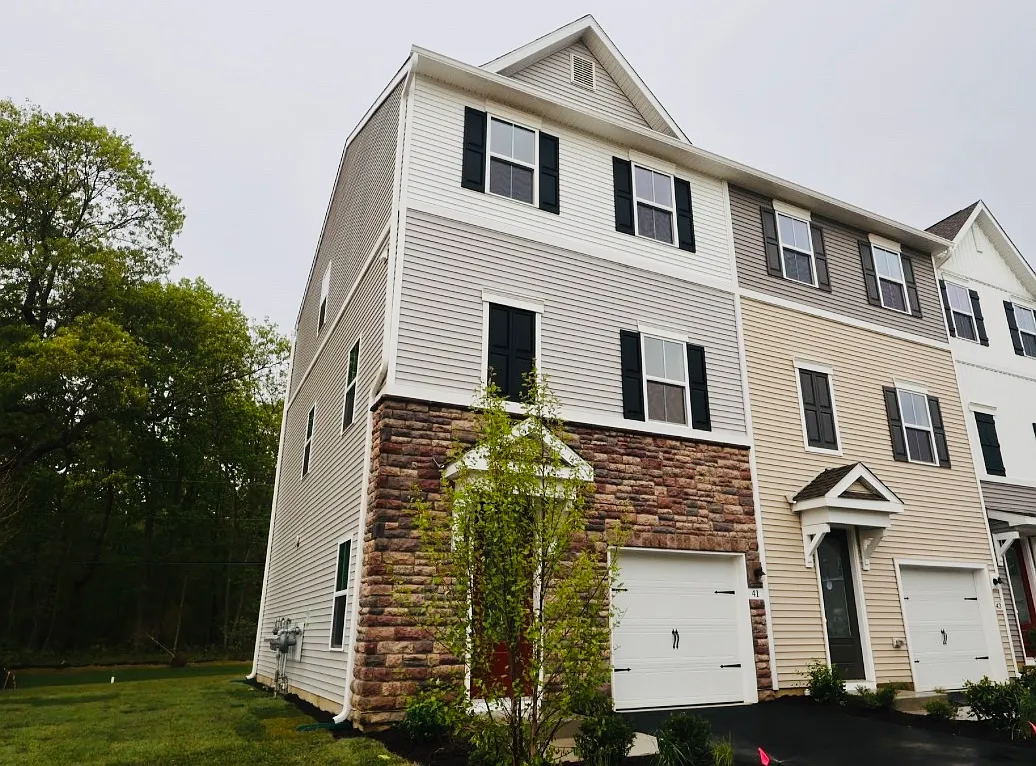 Building Photo - 41 Basswood St