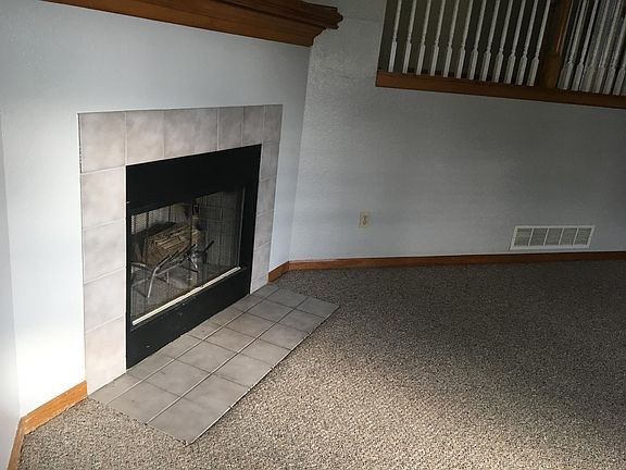 5th image of 15585 Crestwood Dr