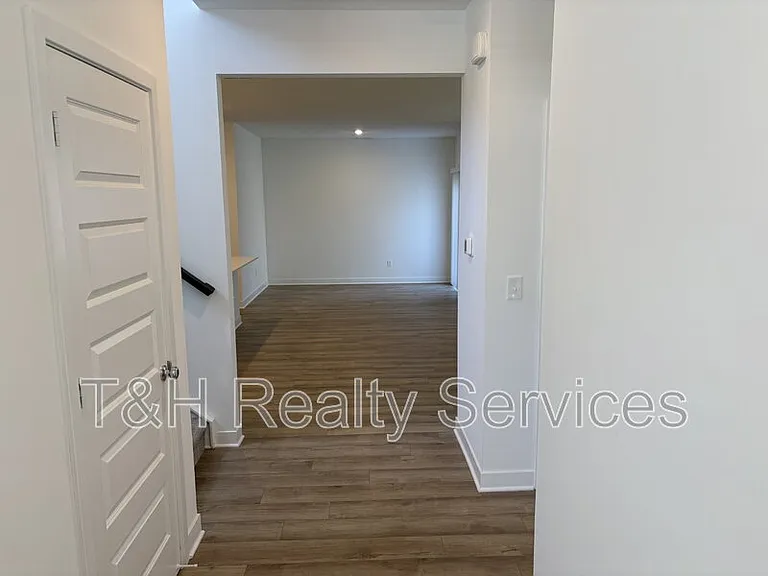 542 Jefferson St — Photo 17