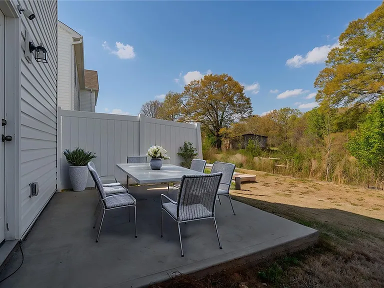 14 Loebner Ln — Photo 40