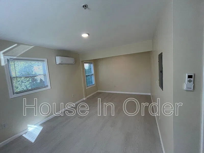 305 8th Ave E — Photo 3