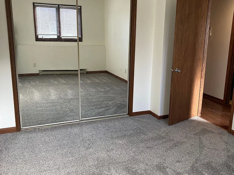 Immaculate Updated 2 Bedroom — Photo 16