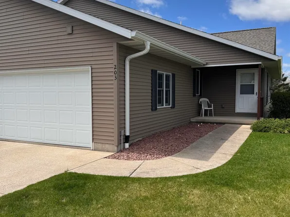 203 Vista Ct, Waupaca, WI 54981