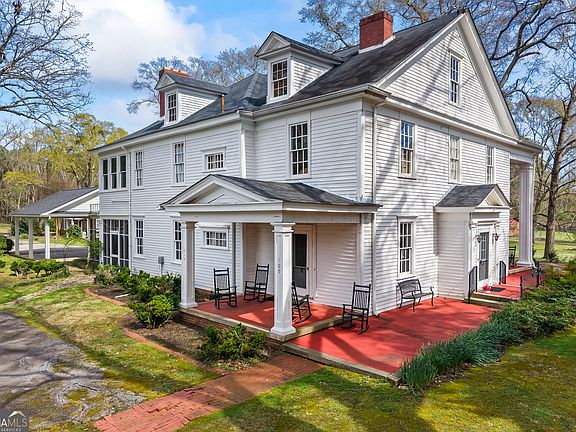 3rd image of 215 Hartwell Rd