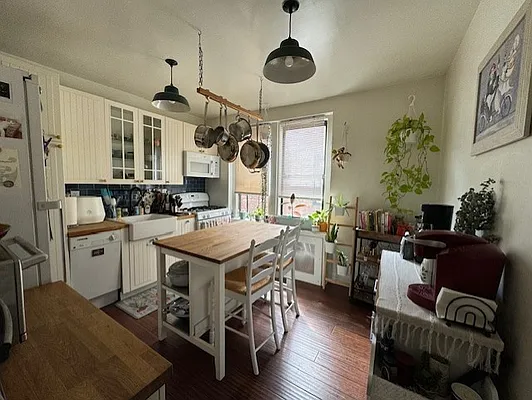 Rented by Akam Sales and Brokerage | media 1