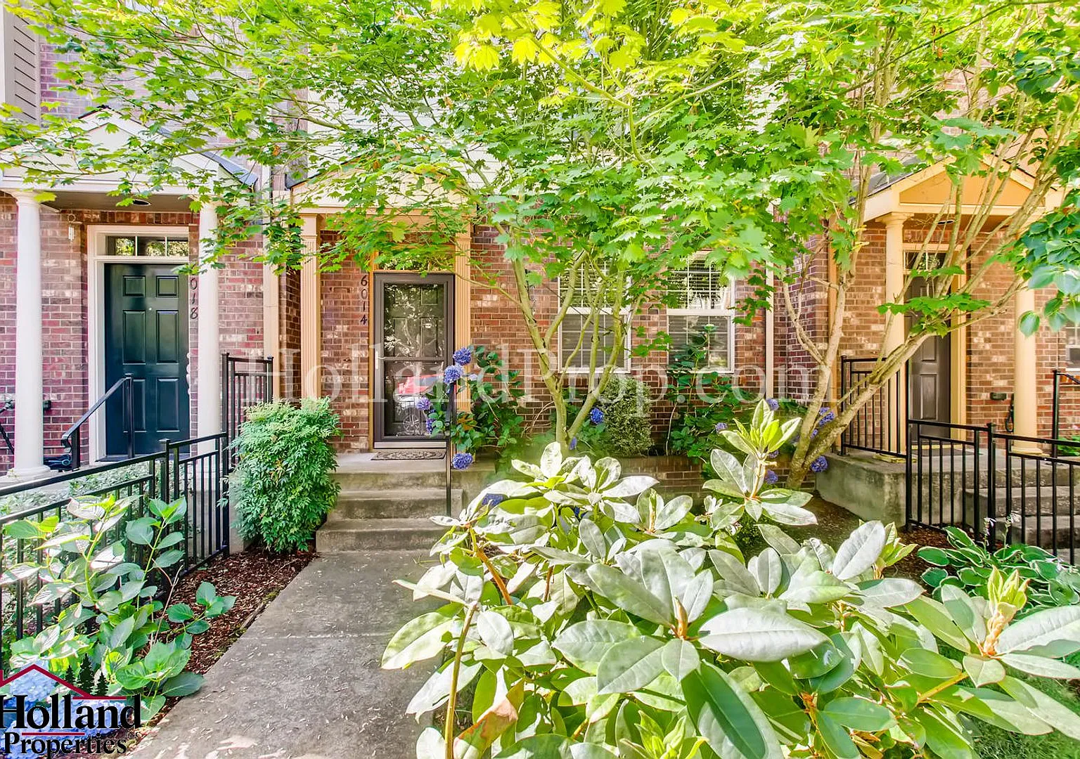 Stylish 2-Bedroom Townhome in Desirable Orenco Gardens — Photo 3