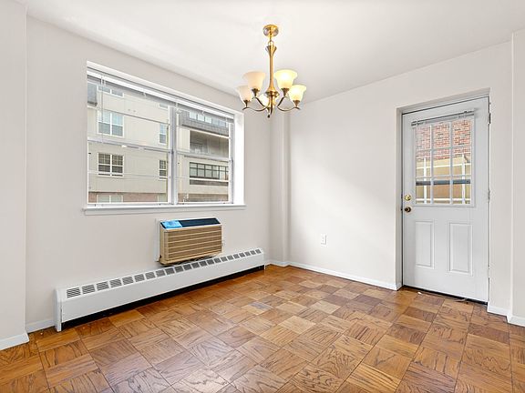 4th image of 1500 Hamilton St APT 2M