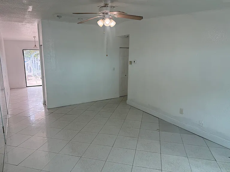 7814 Pembroke Rd — Photo 13
