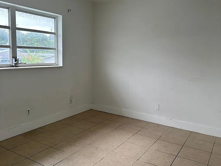 920 SE 2nd Ave — Photo 10