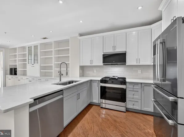 400 Cameron Station Blvd APT 421, Alexandria, VA 22304