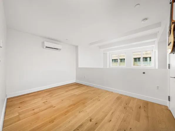 42-02 Crescent Street image 10 of 19