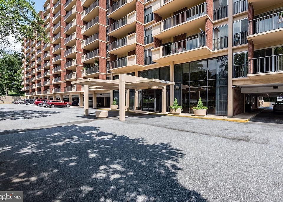 1st image of 1300 Army Navy Dr APT 107