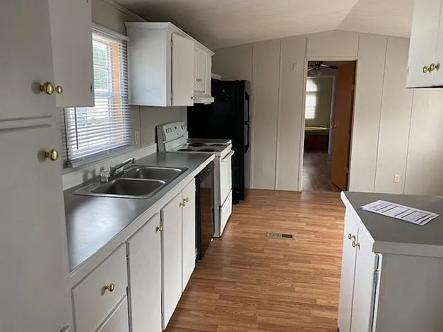 3 bed, $1,400 — Photo 2