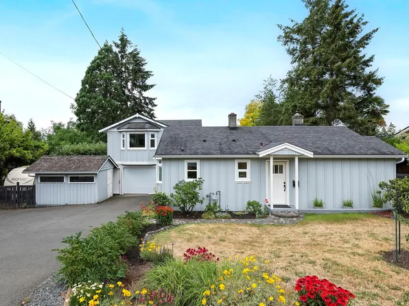 1911 Comox Ave, Comox, BC V9M 3M4
