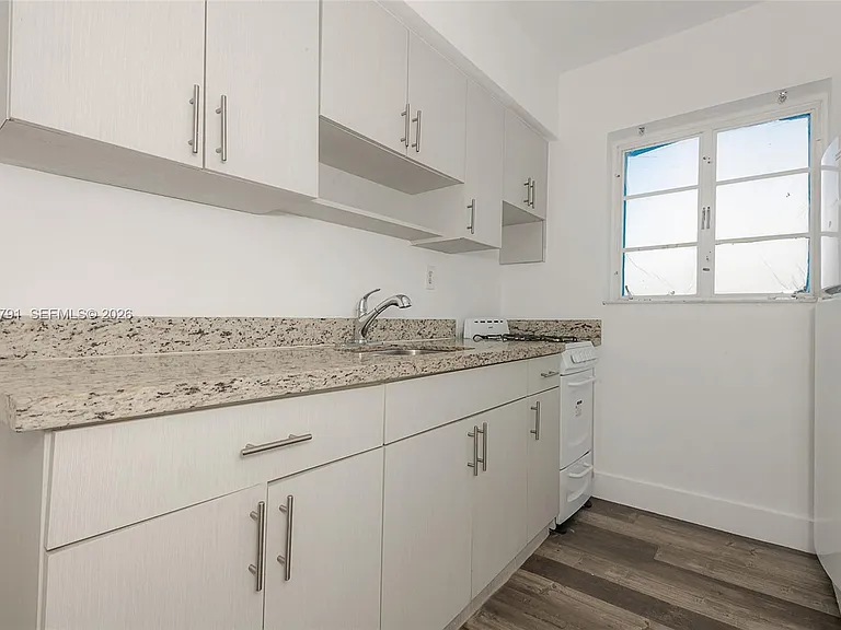 8340 Crespi Blvd #20 — Photo 6
