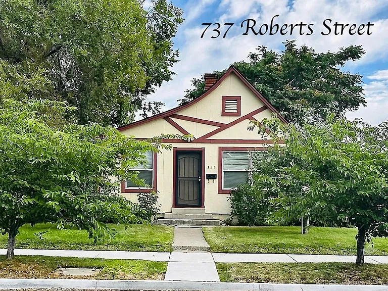 737 Roberts St — Photo 1