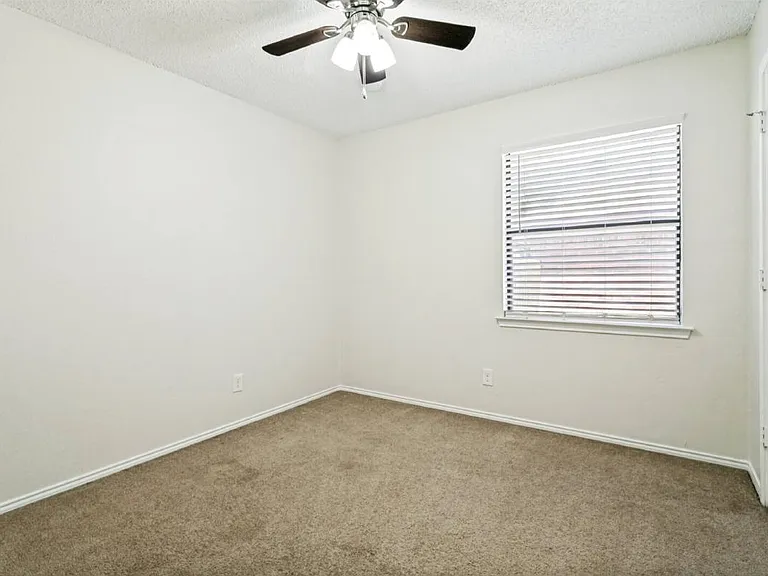536 Clover Dr — Photo 10