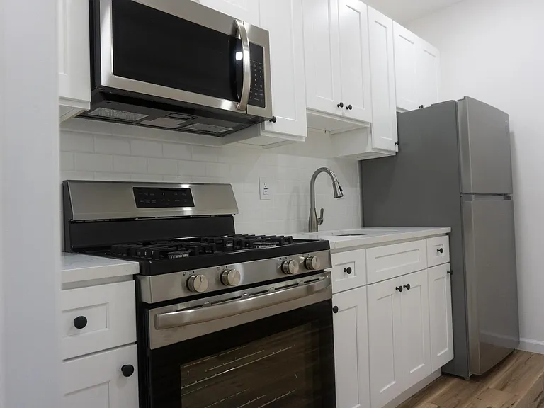 576 Newark Ave #1R — Photo 3
