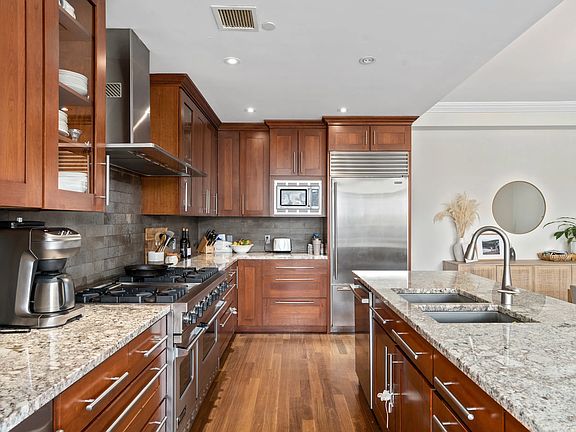 2nd image of 3220 Arlington Ave APT 6B