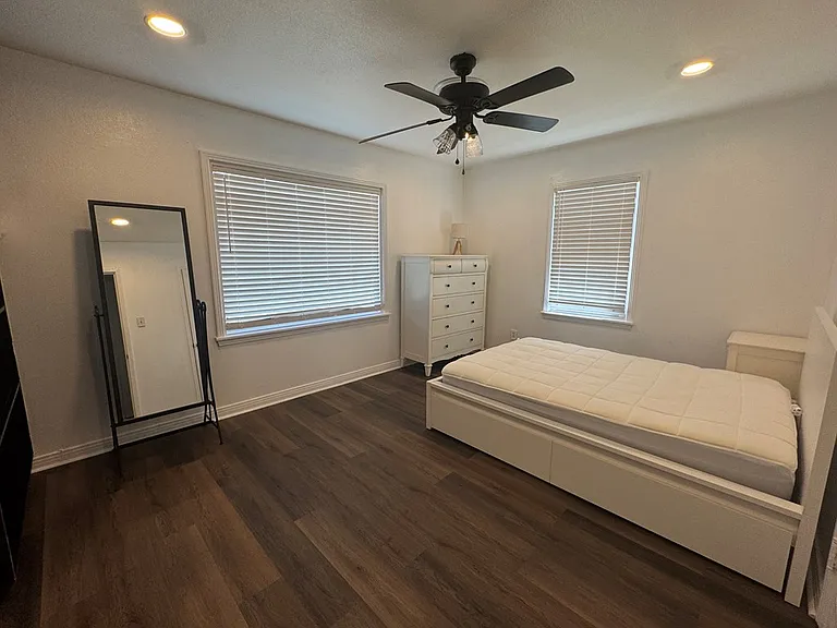 705 Ainslee St — Photo 16