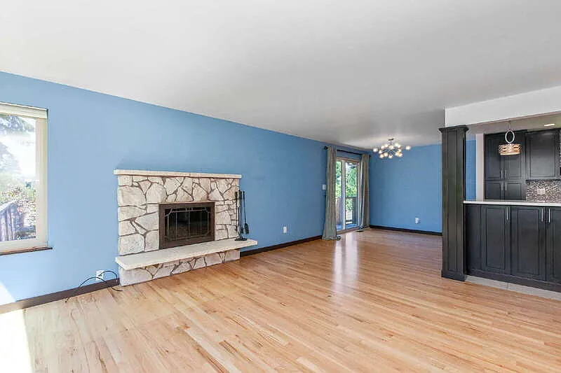 4 bed, 3.0 bath, 2398 sqft, $5,325 — Photo 2