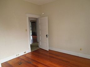 4th image of 920 Jefferson Pl