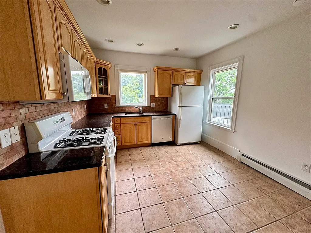 3 bed, 2.0 bath, 1600 sqft, $3,900 — Photo 4