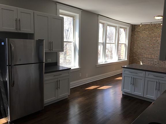 2nd image of 901 N Francisco Ave #2R