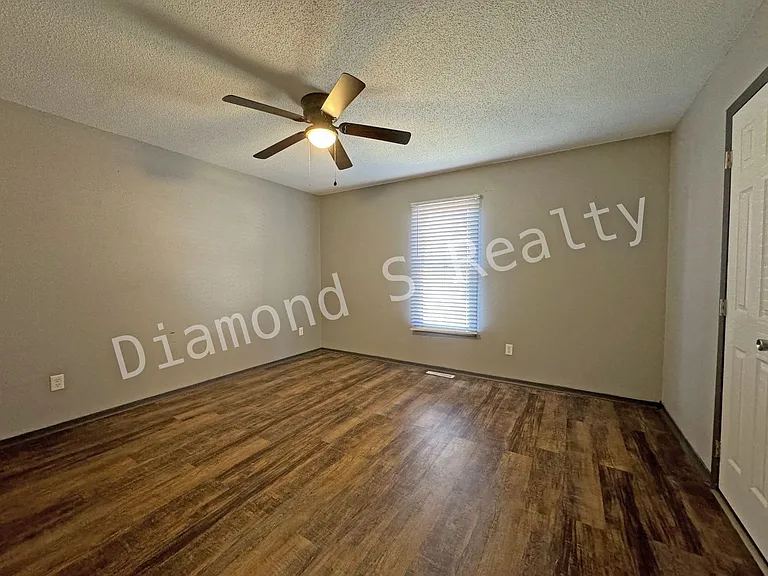 1503 W Rainey Duplex — Photo 8