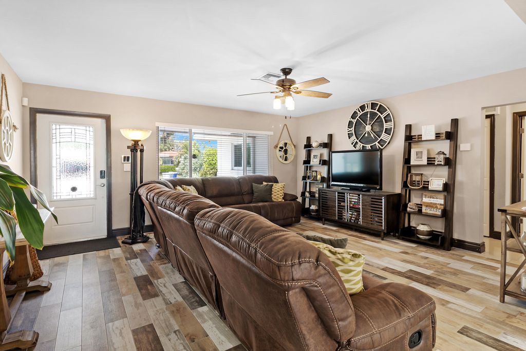 981 SE 10TH Court, photo 4