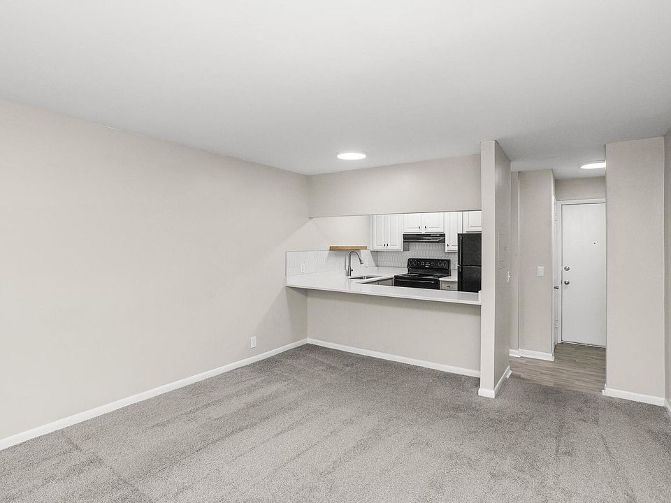 Upgraded 1 Bedroom Living/Kitchen