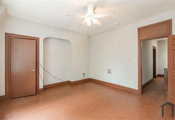 3rd image of 2332 N Park Ave