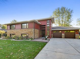 11443 Woodglen Ln, Burr Ridge, IL 60527