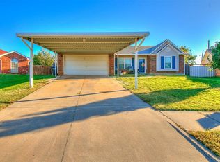 853 Camelot Dr, Moore, OK 73160