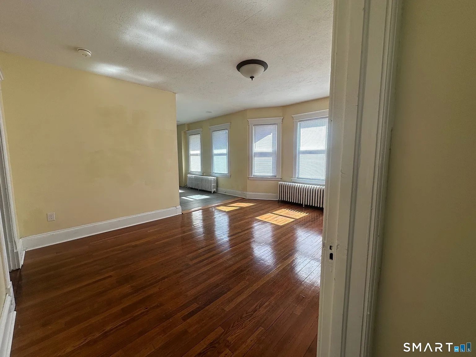 3 bed, 1.0 bath, 4080 sqft, $1,800 — Photo 3
