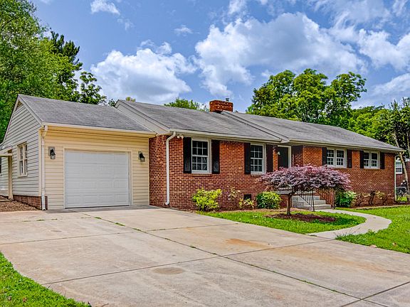 3rd image of 6203 W Friendly Ave