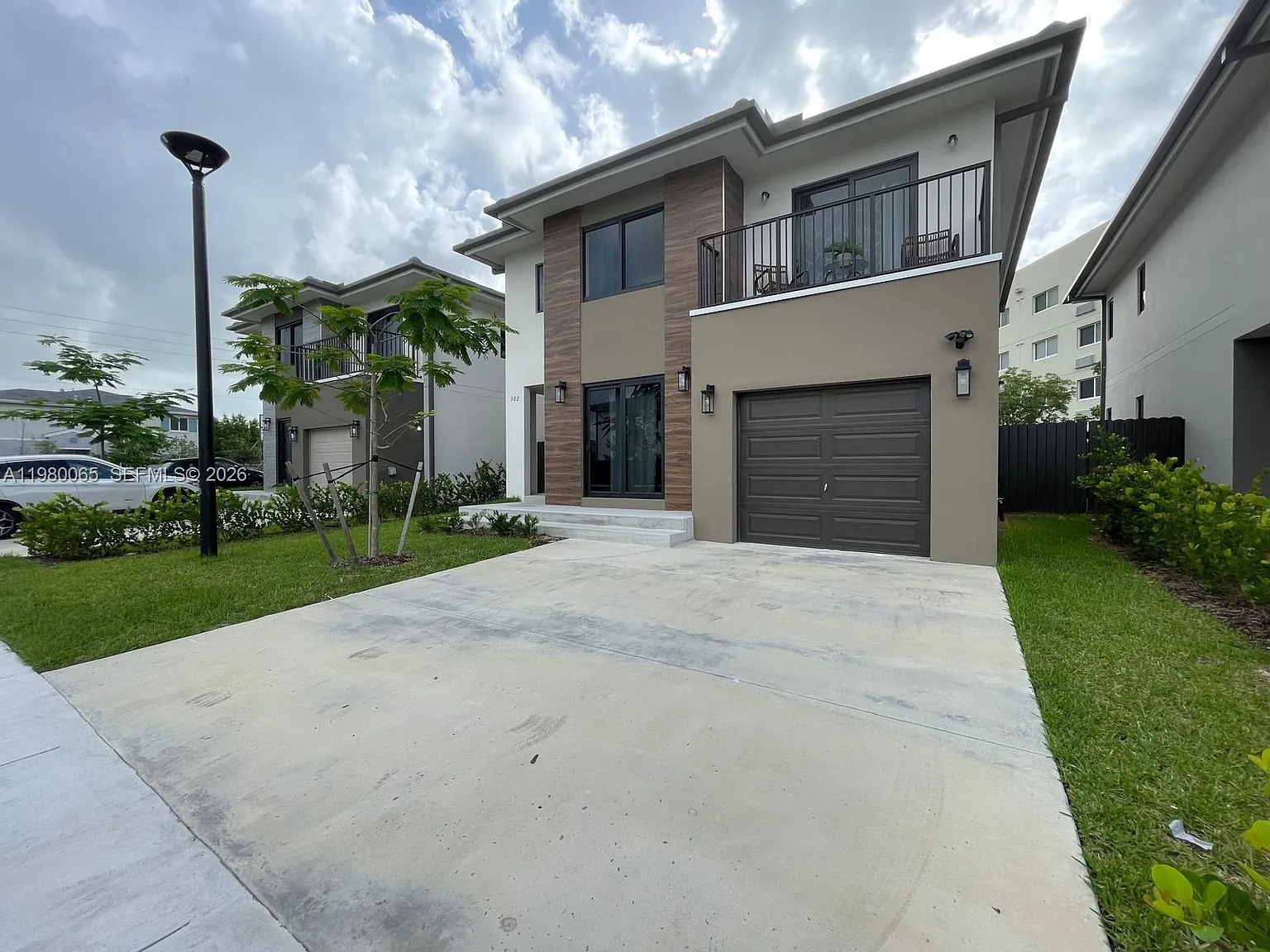 5 bed, 4.5 bath, 2250 sqft, $3,530 — Photo 2