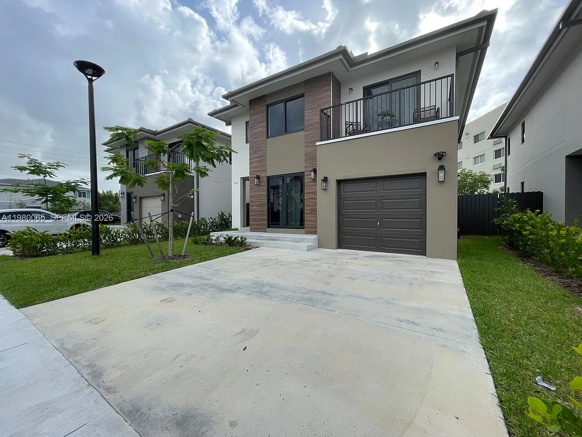 Building Photo - 302 NW 11th Ct