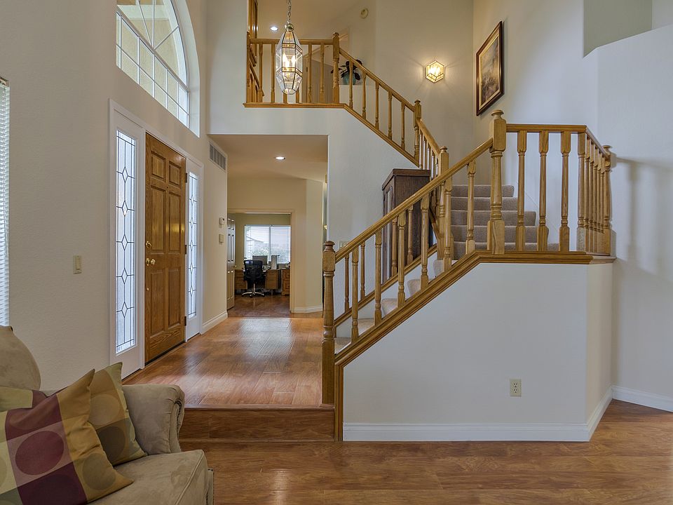 1st image of 141 Baurer Cir
