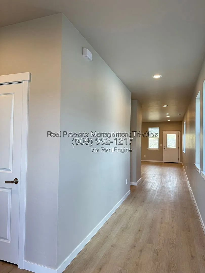 3 bed, 2.0 bath, 1498 sqft, $2,440 — Photo 4