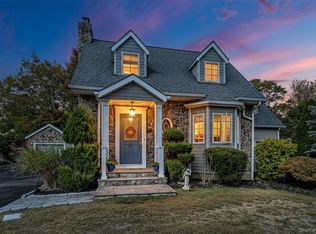60 S Nauraushaun Rd, Pearl River, NY 10965