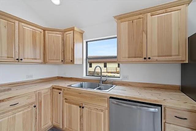 3 bed, 2.0 bath, 1120 sqft, $2,200 — Photo 3