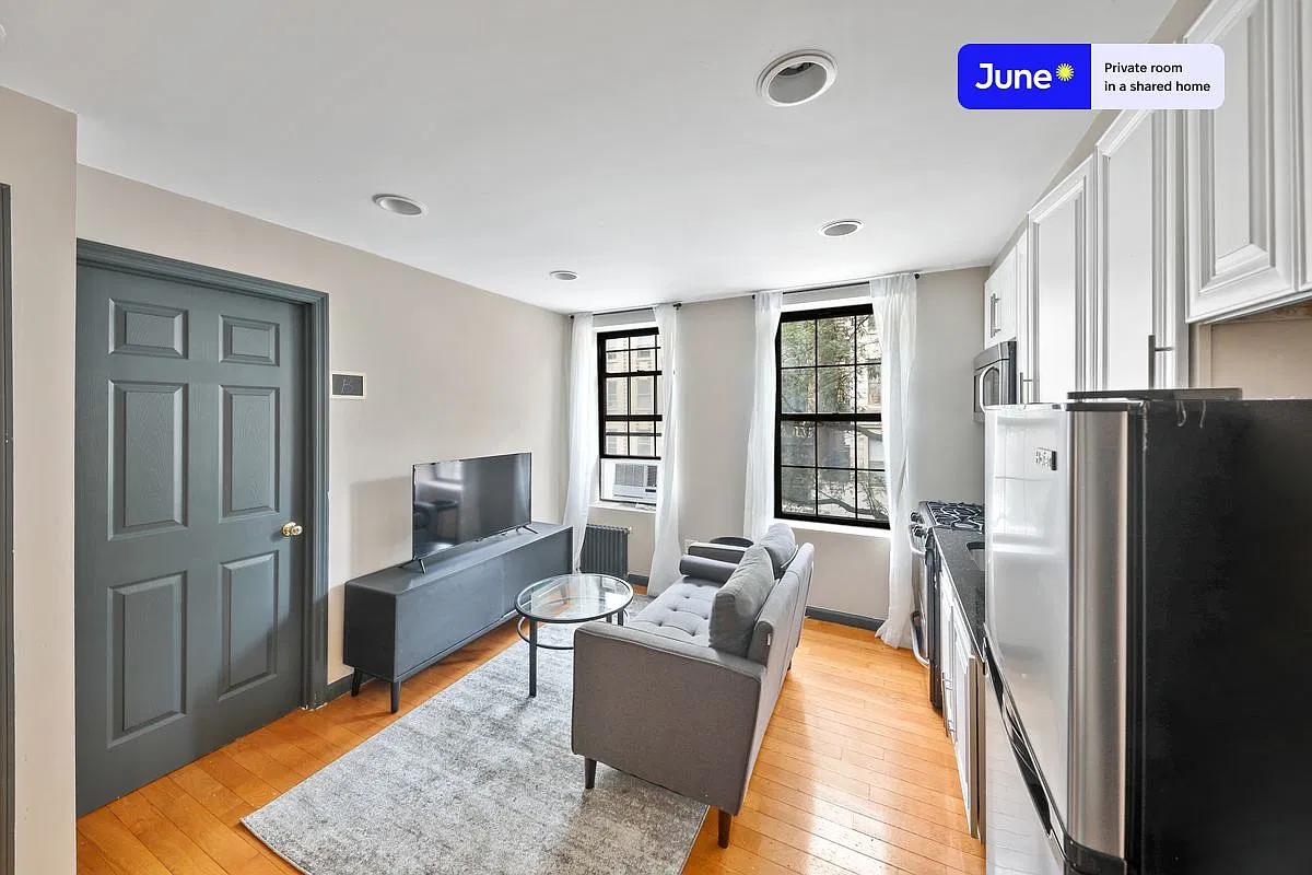 Queen bedroom in 3 bed/1 bath home in East Village #716 C — Photo 4