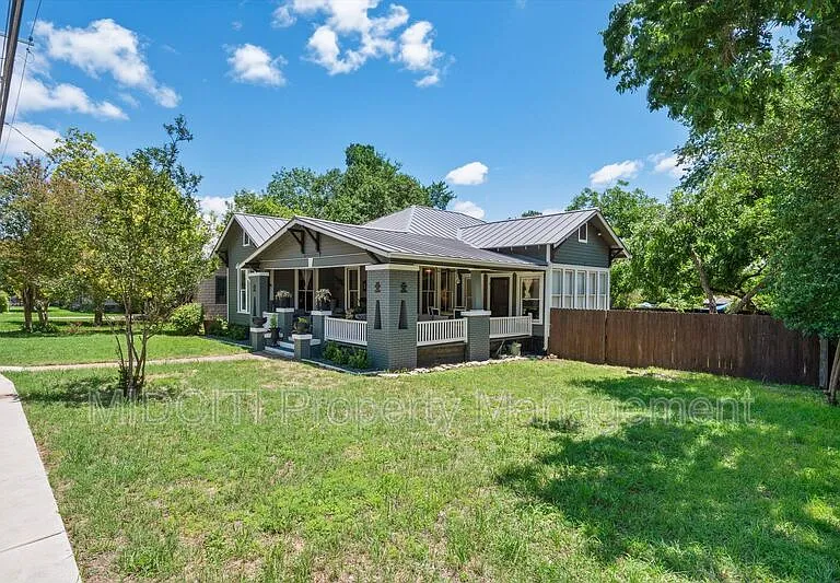 1017 W Hopkins St — Photo 4