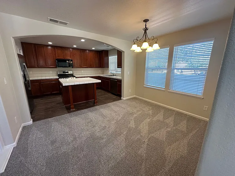 1690 Springhill Dr — Photo 5