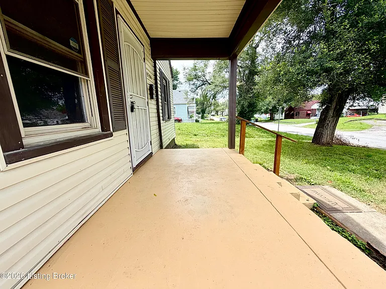 2706 Wyandotte Ave — Photo 2